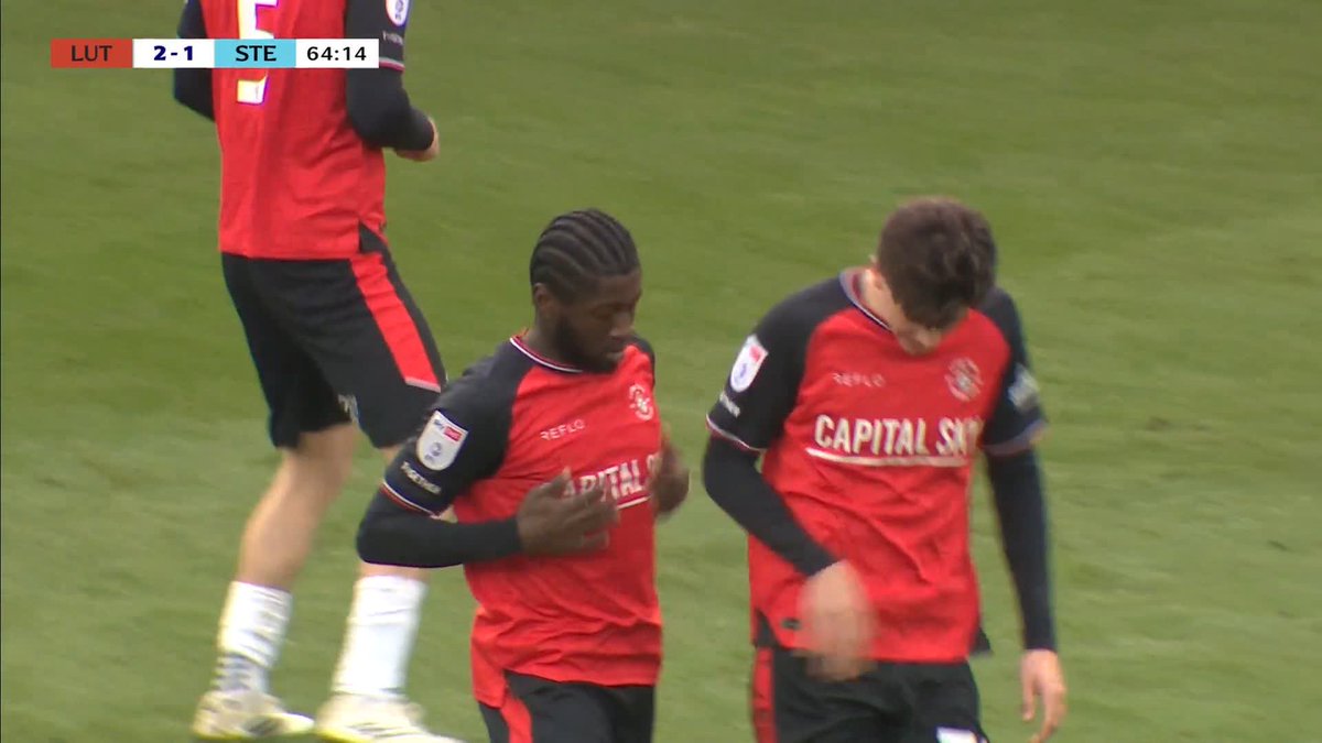 Luton spin the game on its head! Gideon Kodua with a composed finish! ✅