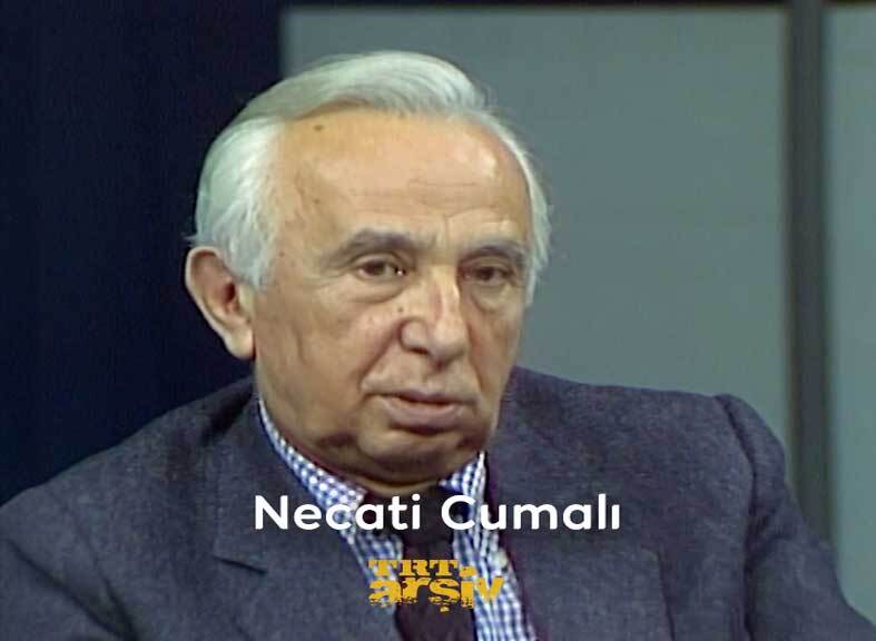 “Şiir öğütle olmaz. Şair ol veya olma demekle olmaz.” 25 yıl önce bugün aramızdan ayrılan, edebiyatımızın mümbit kalemi #NecatiCumalı, 1989 yılında katıldığı programda gençlerin sorularını cevaplıyor. 📃