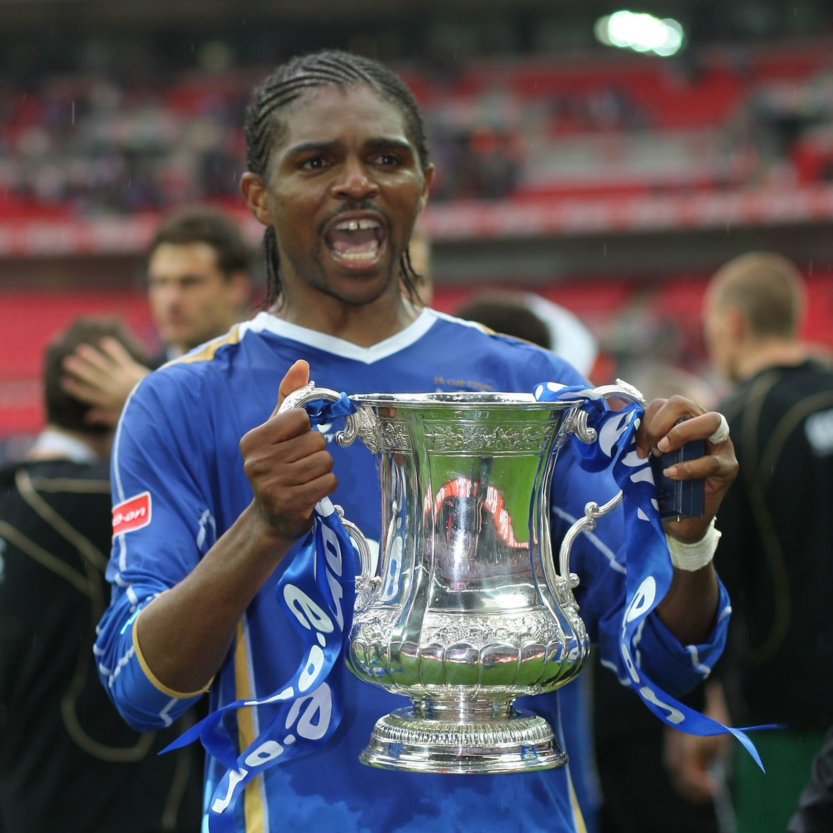 Kan U believe it? In 2008, Nigeria 🇳🇬 Super Eagles legend Nwankwo Kanu scored the winner to give Portsmouth their first FA Cup in 69 years. His celebration with Sulley Muntari of Ghana was GOATED 😂.