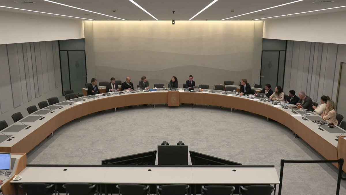 Tot slot de minister nogmaals gevraagd of het niet zeer onwenselijk is als onze inlichtingendiensten contacten onderhouden met journalisten zonder dat daarop ook maar enig toezicht vanuit de Tweede Kamer is. Antwoord, geparafraseerd: “Niets aan de hand, vertrouw ons nou maar.”
