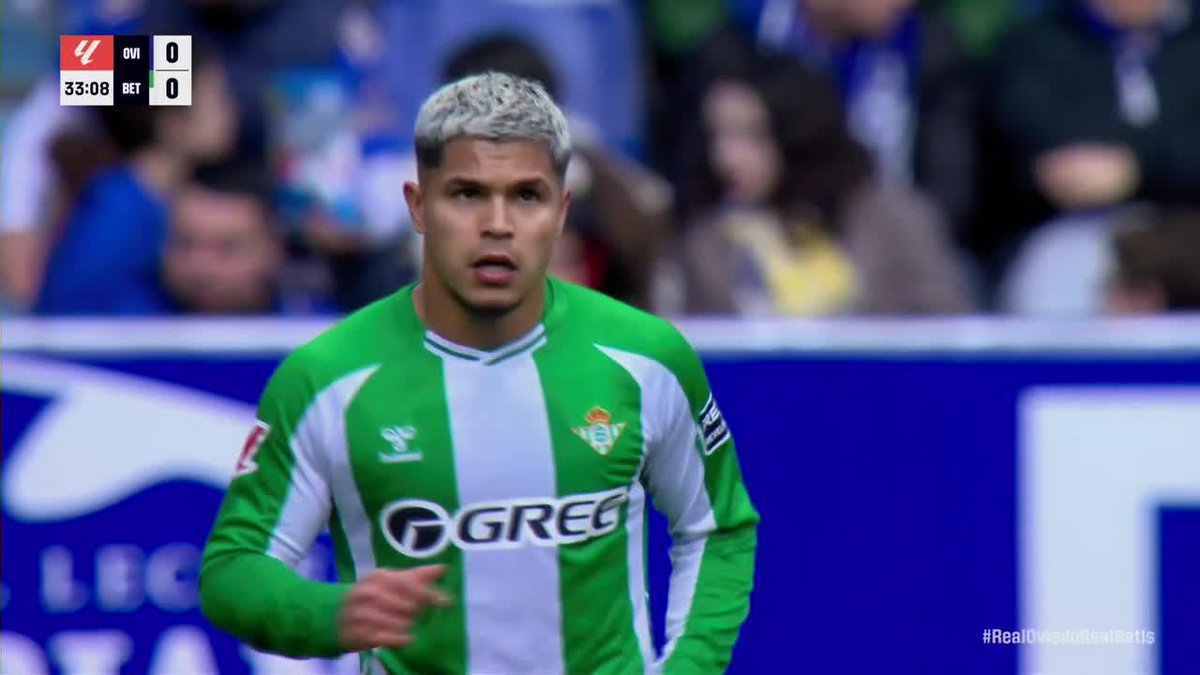 ¡¡ERA PARA CERRAR EL ESTADIO, CUCHO!! Hernández probó desde mitad de cancha tras un error en la salida del Real Oviedo y la pelota pegó... ¡EN EL TRAVESAÑO! en lo que fue empate 1-1 para Betis por la fecha 19 de #LaLiga.