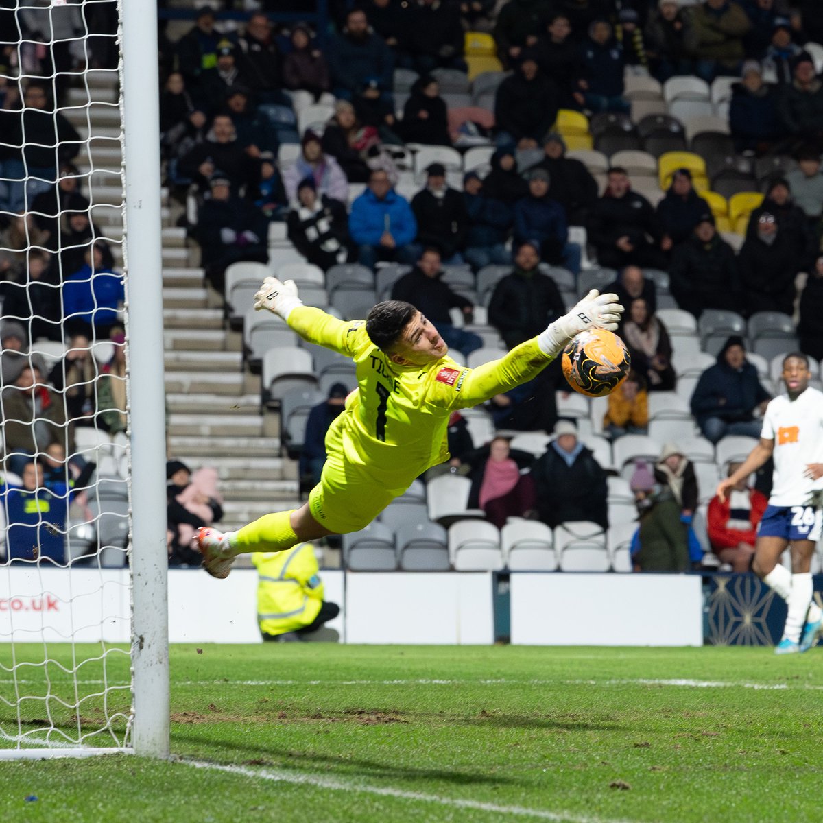 🧤 Running out of words to describe him in all honesty. Super. Sam. Tickle. 😮‍💨 #wafc 🟣⚫️