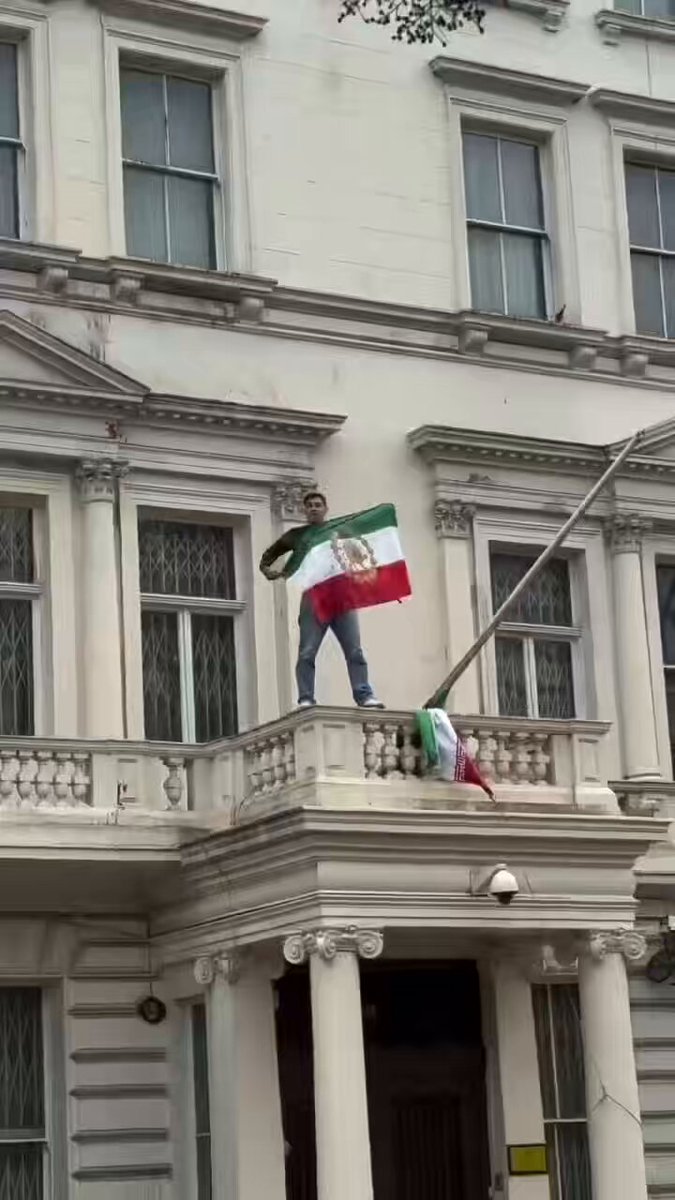 🚨 متداول لندن : محتجون إيرانيون يقتحمون سفارة بلادهم في لندن ويزيلون علم إيران ويرفعون علم الشاه (الشمس و الأسد). حدث كل هذا دون أن تتدخل الشرطة لمنعهم … 😉