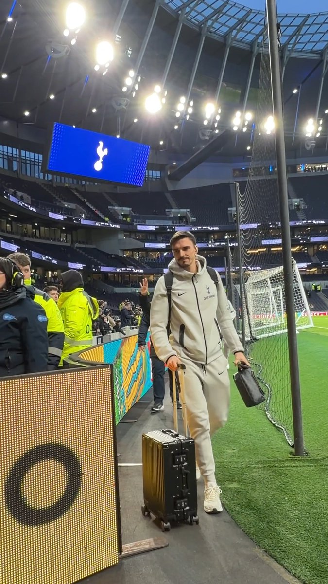 Arrived and ready for the Emirates FA Cup 💪