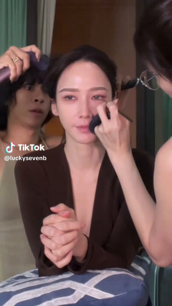 เอ้ย ไม่เคยเห็นอั้มแต่งหน้าด้วยฝีมือพี่เบสเลยอะ หรือเค้าเคยแล้วนะ แต่ลุคนี้สวยม๊ากกกก หน้าเด็กกว่าเดิมไปอีกกกกก