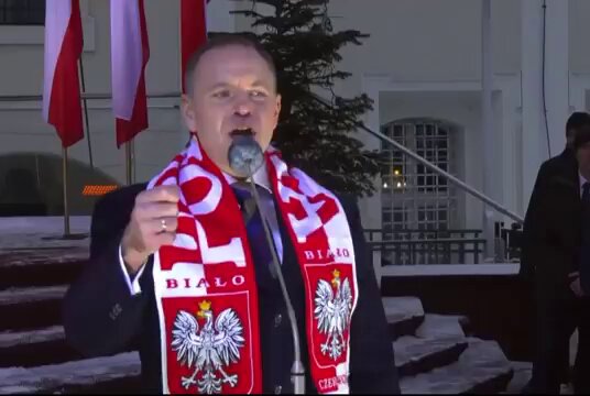 Już widziałem takie wydzieranie się i machanie łapami. Tylko film był czarno-biały.