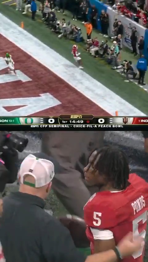 This was such a classy move 👏 Oregon gave D’Angelo Ponds the ball from his Pick-6 on the opening play of the Chick-fil-A Peach Bowl 🏈