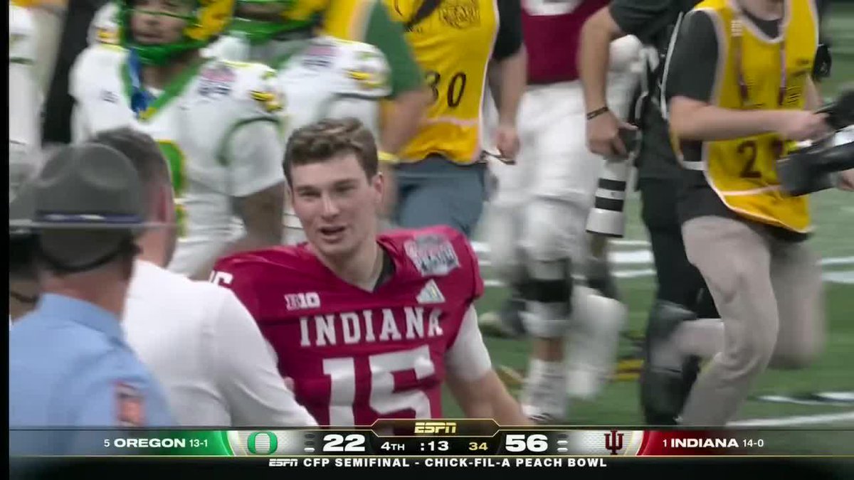 Fernando Mendoza 🤝 Dan Lanning The Indiana Football QB went right to Oregon's coach after taking a knee to end the Chick-fil-A Peach Bowl.