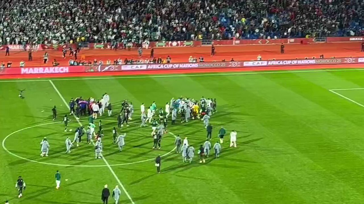 🚨INCROYABLE. Des fans algériens 🇩🇿 forcent les barrières pour tenter D’ENVAHIR le terrain. La délégation algérienne 🇩🇿 met des coups de pression à l’arbitre Issa Sy 🇸🇳 ! Les joueurs algériens 🇩🇿, frustrés de leur défaite cuisante, en viennent aux mains avec les joueurs nigérians 🇳🇬.