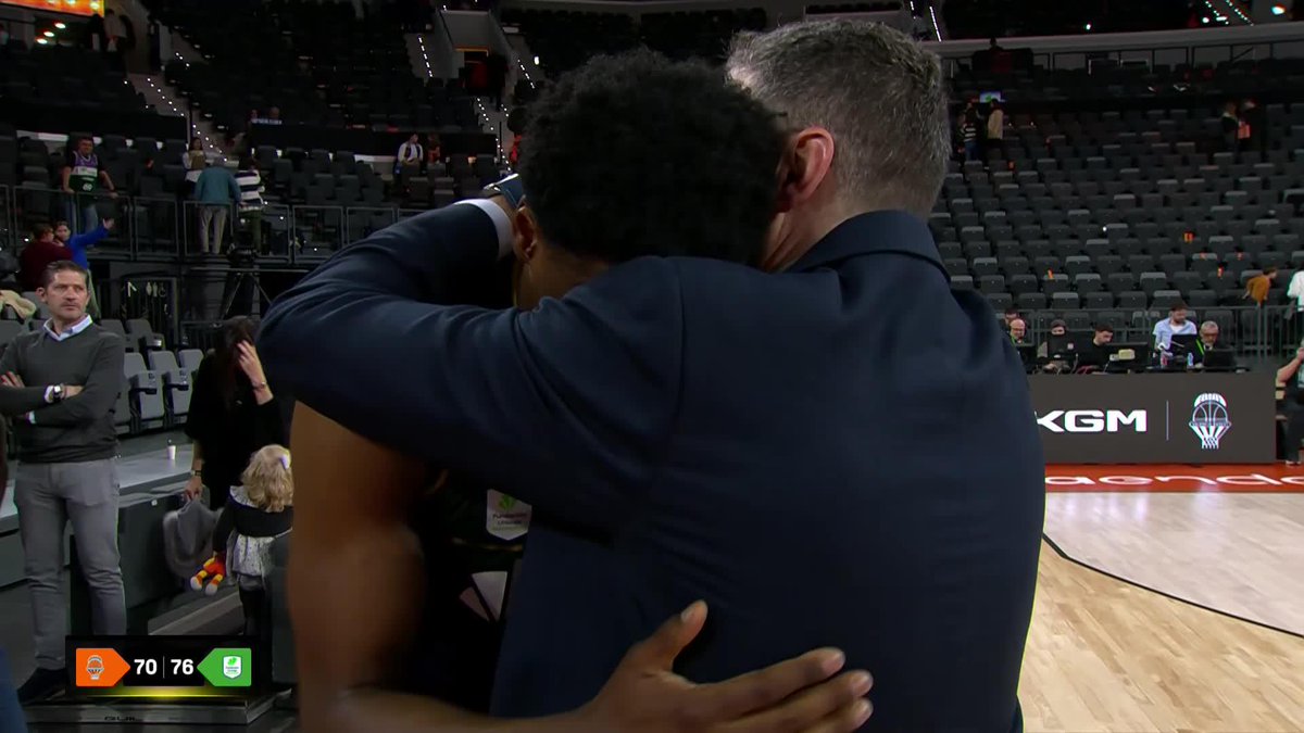 Este abrazo entre Ibon Navarro y Chase Audige ❤️ 📺 DAZN España | #LigaEndesa | UnicajaCB