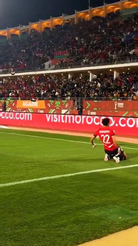 🎥 Mohamed Salah slipped when going to celebrate with Omar Marmoush 😅😂