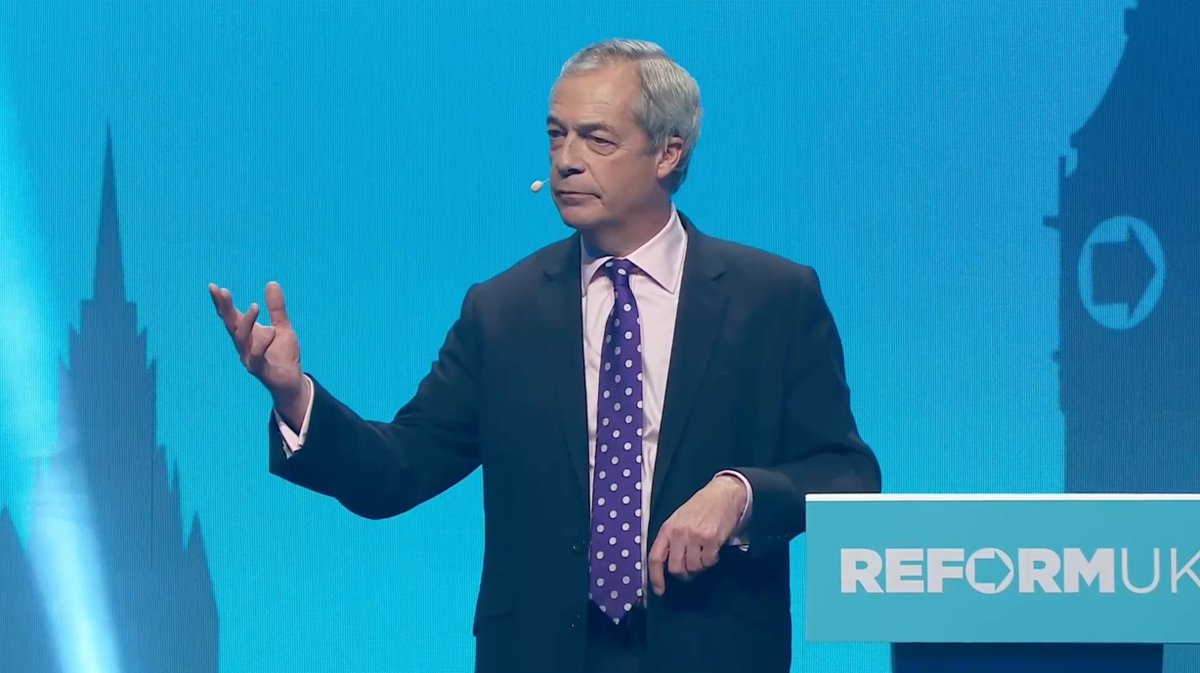 🇬🇧 Nigel Farage issues a defiant warning “We will fight Starmer’s surrender of our sovereignty all the way” Reform UK stands firm: Britain’s independence is not negotiable #ReformUK #TakeBackControl