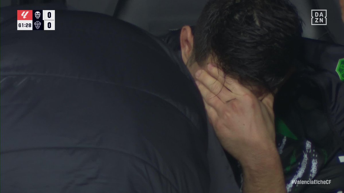Duele mucho. Pedro Bigas se marcha lesionado y rompe a llorar en el banquillo 😓 #LALIGAenDAZN ⚽