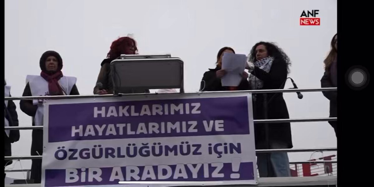 Mahalle yanarken Tandoğanda kadınlar şöyle diyor :Eşrefiyede ve Şêxmaqsudda katliamlara sessiz kalmayacağız ! (Bijî Berxwedana Rojava sloganları) Mahalle yanarken it oğlu it İHB Holllandada ne yapıyo? Bu ettiğin “ O ….”hakaretinin de bir cevabı kuşkusuz olacaktır! @ixbaran1