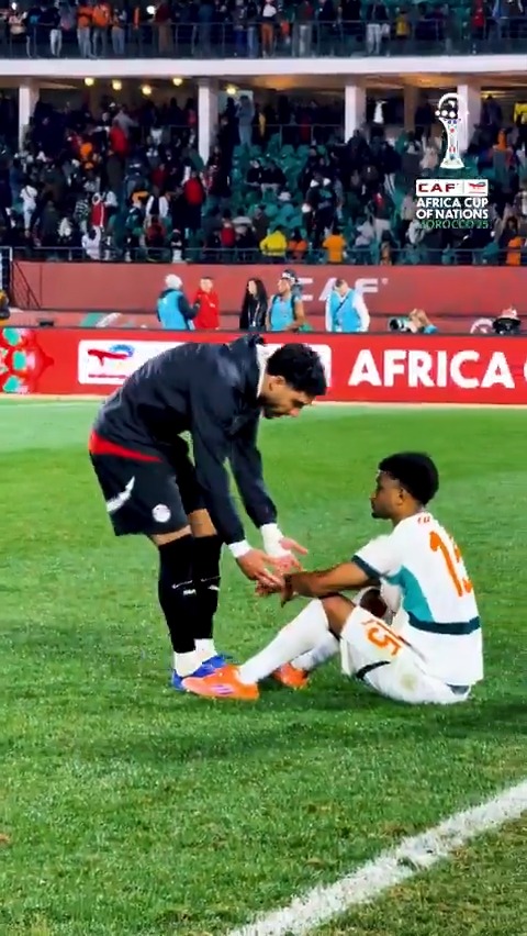 Manchester City's Omar Marmoush lifting up a devastated Amad at full-time. Respect. ๐คโค๏ธ