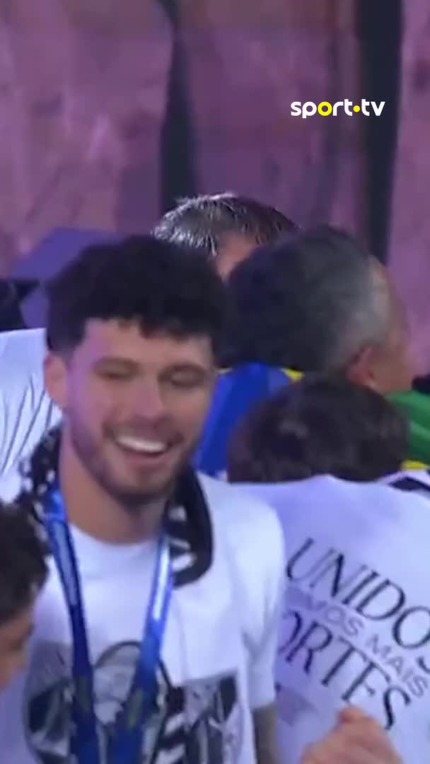 VITÓRIA SC ERGUE A TAÇA DA LIGA PELA PRIMEIRA VEZ NA SUA HISTÓRIA!