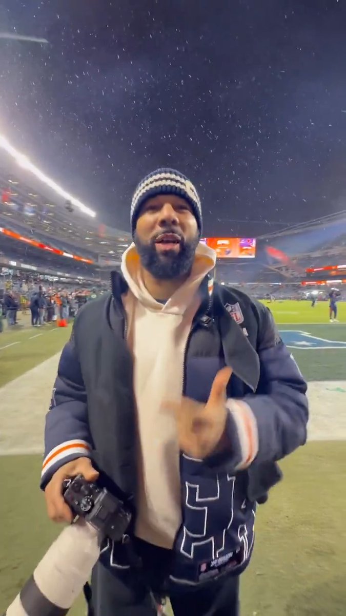 Guest photographer @Common getting ready to take some pictures 📸 @chicagobears GBvsCHI – 8pm ET on Prime Video Also streaming on NFL+