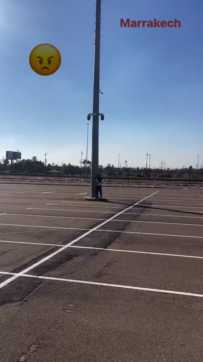 HONTEUX. Après l’algérien 🇩🇿 qui a uriné dans les tribunes du stade de Rabat, voilà UN AUTRE ALGÉRIEN 🇩🇿 qui URINE aux alentours du stade de Marrakech !