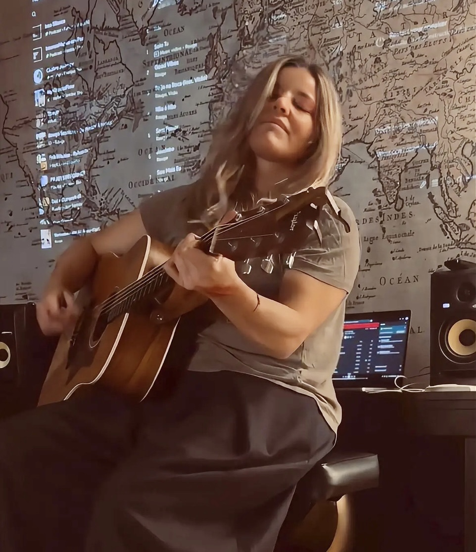 E a Fantine que postou um vídeo tocando “Vermelho, A Cor Do Amor” do Rouge e as partituras da música👀 Ensaio pra um show? Preparação para o documentário? Se conectando com o passado?