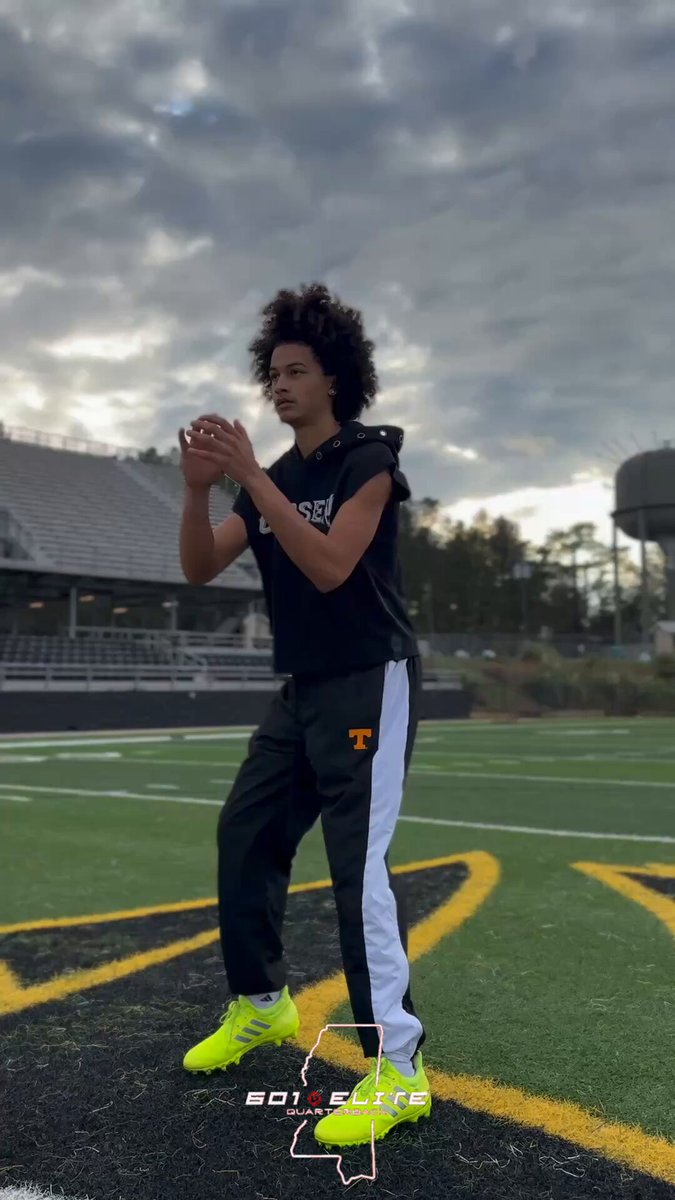 Senior year work starts now. Kellen Hall (Oak Grove Warriors Football) (6”2 175) had a solid Junior year. Coaches you don’t want to miss on this guy. Very talented QB right here. ✔️2709 passing yards ✔️36 touchdowns ✔️34 passing TDS ✔️Region 3-7A player of the year ✔️Number 1 Pro Style QB in the 27’ class ✔️Number 1 in passing touchdowns in 7A