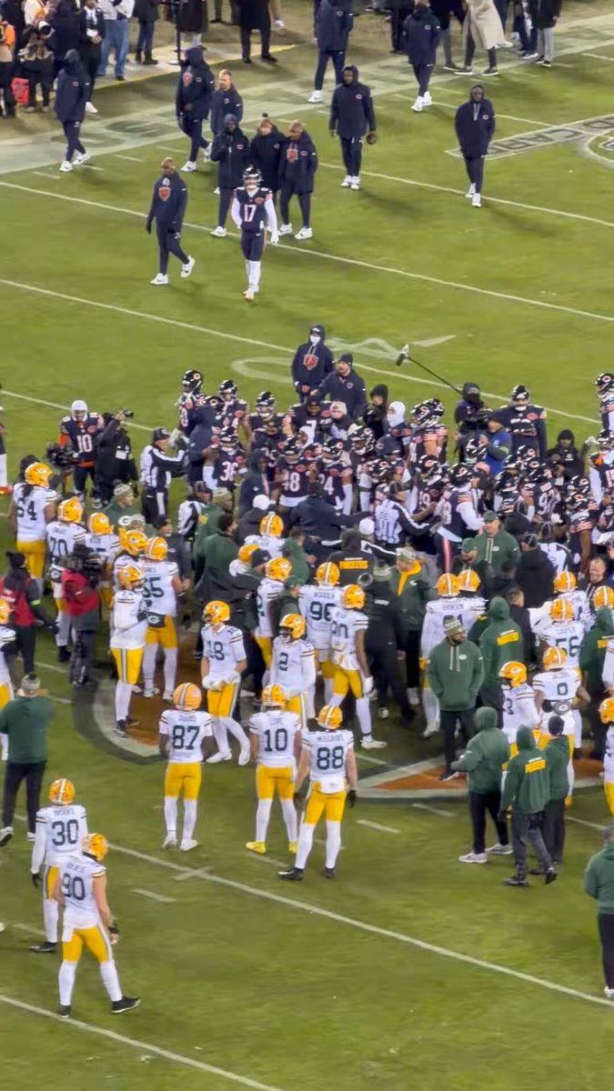 🚨🚨BREAKING NEWS🚨🚨 A BIG FIGHT BETWEEN THE CHICAGO #BEARS AND GREEN BAY #PACKERS BROKE OUT BEFORE THE PLAYOFF GAME ON THE FIELD RIGHT NOW. 🤯🤯🤯 IN THE SHOW. WOW…