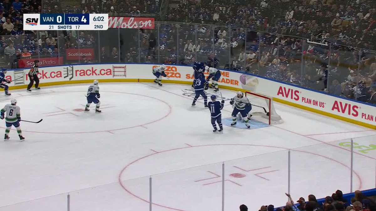 5'10" Domi drops the gloves with 6'5" Marcus Pettersson 😈🥊