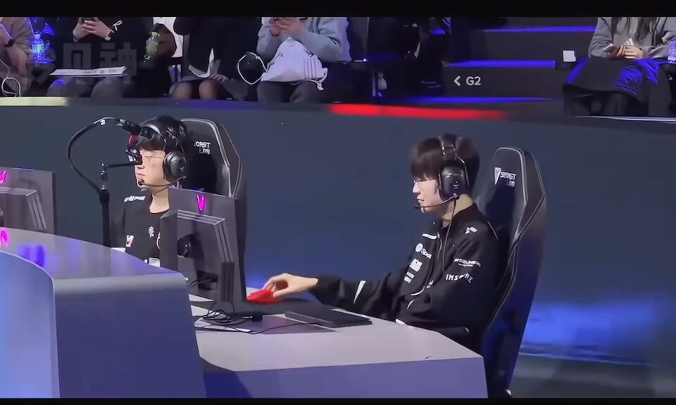 페냥이 또 마우스 가지고노는중