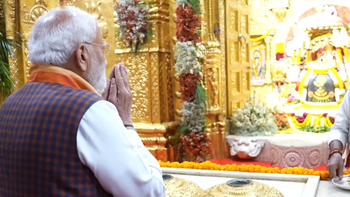 Somnath stands as a beacon of eternal divinity. Its sacred presence continues to guide people across generations. Here are highlights from yesterday’s programmes, including the Omkar Mantra chanting and drone show. #SomnathSwabhimanParv