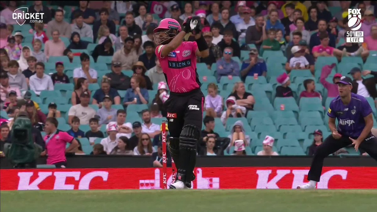 "Good, smart cricket from Babar." The Pakistan international takes on Riley Meredith with success. #BBL15