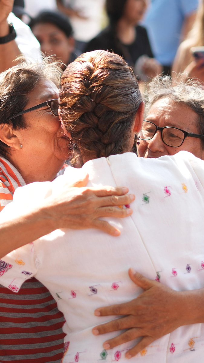 Hoy caminamos por la Costa Grande de Guerrero. En Atoyac de Álvarez nos reunimos con productores de café y del programa Alimentación para el Bienestar; en Tecpan de Galeana entregamos Beca Rita Cetina; cerramos en Petatlán con Programas para el Bienestar. Somos gobierno del pueblo, que servimos al pueblo.
