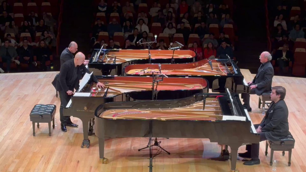 ¡Así se escuchó "Revueltas a cuatro pianos", un potente popurrí a partir de la música de Agustín Lara, Manuel M. Ponce y Silvestre Revueltas; una interpretación contemporánea con acentos jazzísticos e improvisación, que inauguró el Festival Internacional de Piano de Música UNAM! 🎹🎹🎹🎹