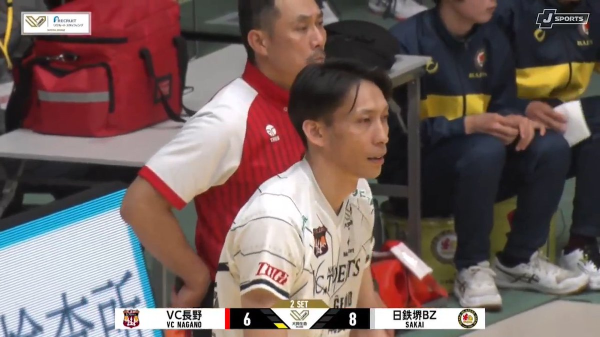 【速報】父は、ここにいる🔥 ／ 息子は春高決勝。 大阪清風のセッターとして戦う中、 父 ・ #松本慶彦 は プロの舞台でサーブを放つ。 45歳、現役最年長の覚悟✊‼️ ＼ 📺ABEMA de J SPORTS 無料生中継 🏐大同生命 SVリーグ 男子 第10節 🆚日鉄堺BZ × VC長野 @vc_tridents
