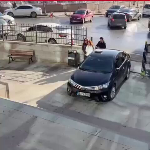 Tekirdağ’da düzenlenen fuhuş operasyonunda gözaltına alınan bir kadın, kendisini görüntüleyen gazetecilere “Lütfen en güzel halimle paylaşın” dedi.
