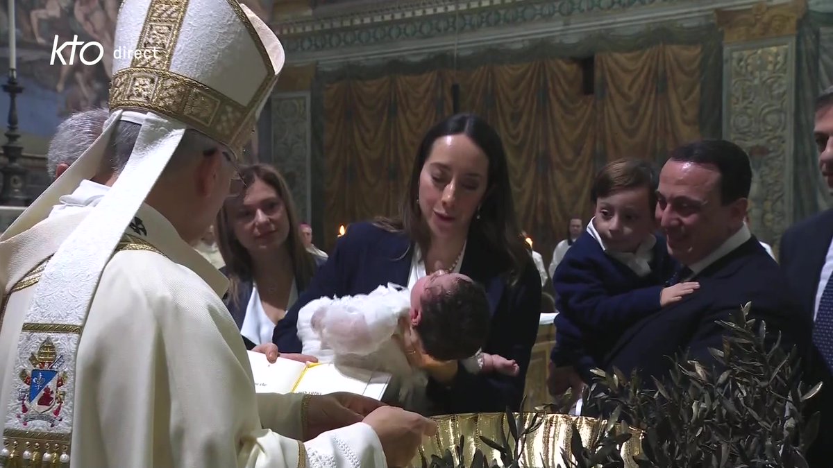 Ce dimanche 11 janvier, en la fête du baptême du #Seigneur, le Pape #LéonXIV confère le sacrement du baptême à 20 nouveau-nés d’employés du #Vatican, dans la chapelle Sixtine.