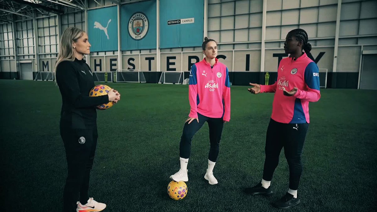 ‘’We all want Bunny to score otherwise we’ll hear about it all week’!’ 😅 Vivianne Miedema tells us how she was a different style of no.9 to Bunny Shaw 🤔