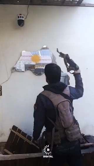 #VÎDEO - Çekdarek neynika bi şiklê nexşeya Kurdistanê dişikîne 🛑 Tê gotin ku ev vîdeo li Helebê hatiye girtin 🛑 Li ser milê wî çekdarî dirûşma ❝وإنه لجهاد.. نصر أو استشهاد / û ew cîhad e...serkeftin an şehadet❞ dinivîse 🛑 Divê were gotin ku komên cîhadîst vê dirûşmê bi kar tînin #Kurd #Heleb #Alepo #حلب #Syria
