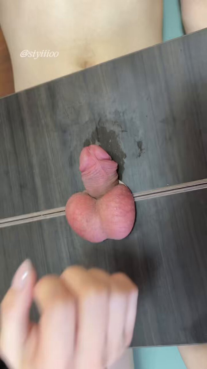 红红的肿肿的像个小🍎 #女S #ballbusting #虐阳 #虐蛋 #锤蛋 #cbt #踩踏 #刑奴 #打蛋