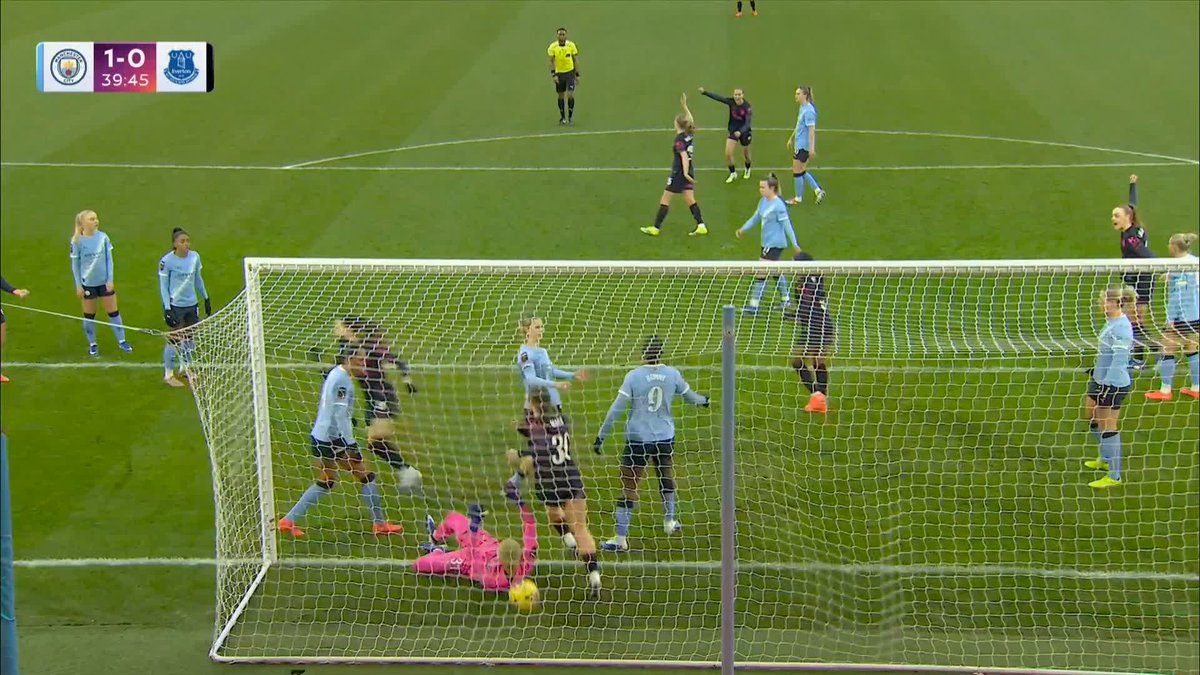 🎙️ "That goal should stand!" Everton have a goal ruled out! ❌