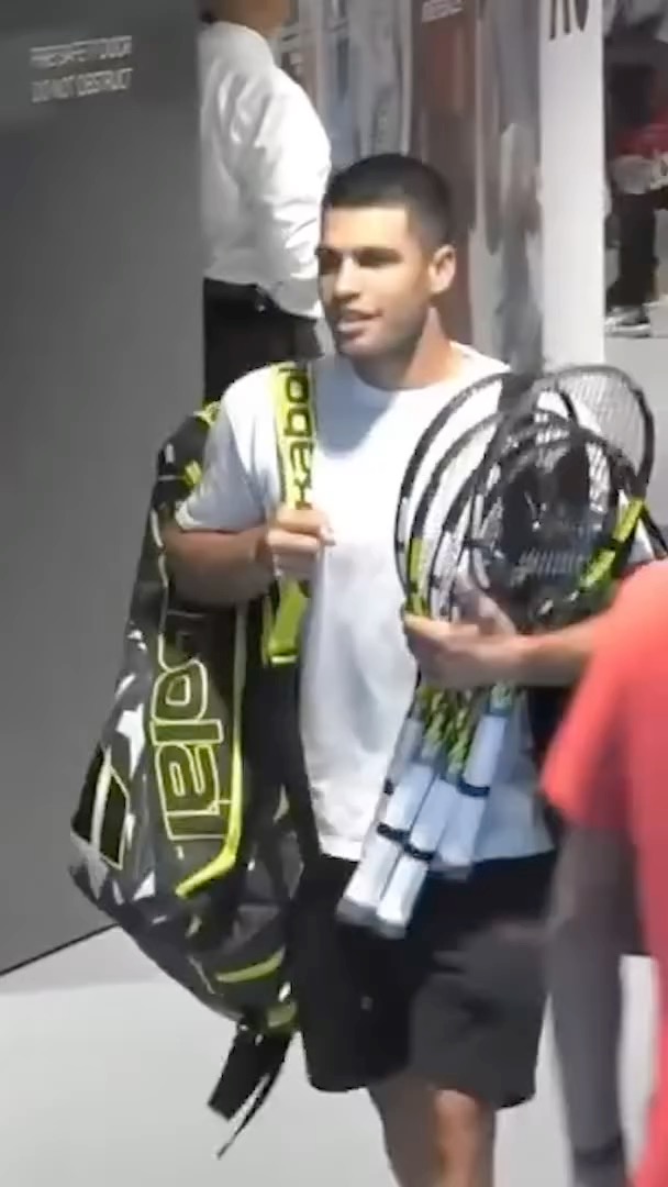 Caught on CCTV: Carlos Alcaraz holds door open for Australian Open staff member🚪 What a kind soul 🥰