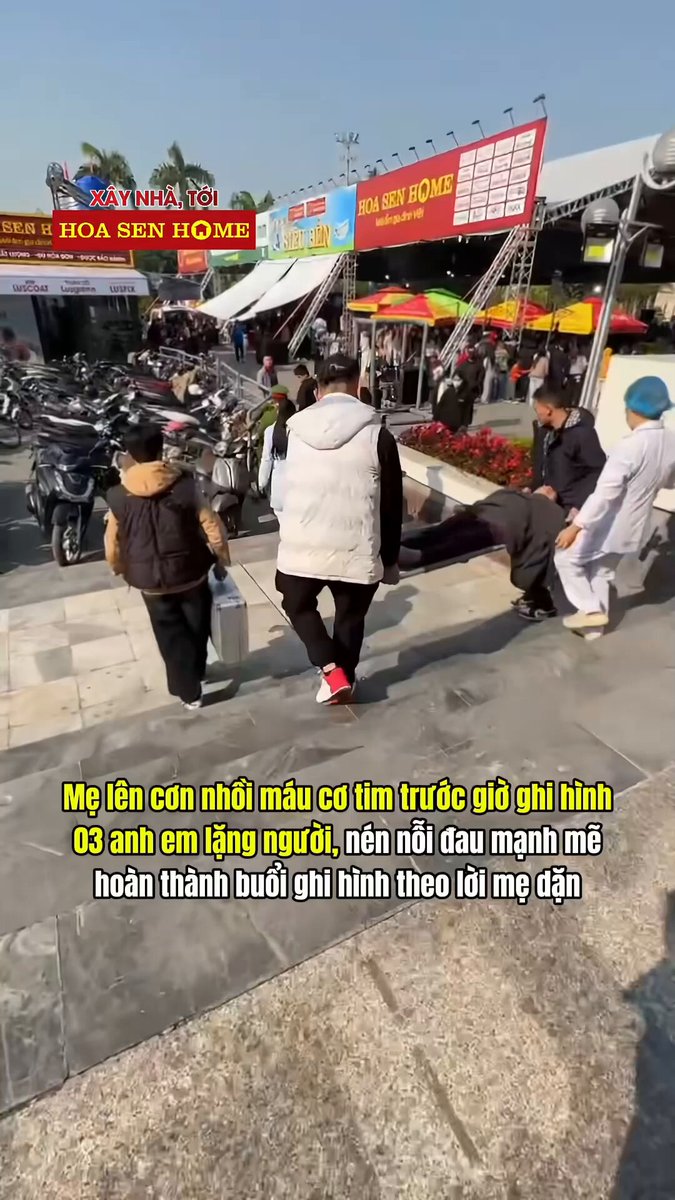 XÚC ĐỘNG TỚI NGHẸT THỞ: Mẹ lên cơn nhồi máu cơ tim ngay trước giờ ghi hình – ba anh em bơ vơ, nén nước mắt hoàn thành buổi quay theo lời mẹ dặn! 😭❤️ Mới đây (khoảng 9-11/1/2026), tại buổi ghi hình Mái Ấm Gia Đình Việt do Tôn Hoa Sen (Hoa Sen Group / Hoa Sen Home) tổ chức ở Cung Văn hóa Hữu nghị Việt Tiệp (Hải Phòng), một sự cố đau lòng xảy ra khiến cả trường quay lặng đi và hàng triệu khán giả rơi nước mắt: Ngay trước giờ lên sóng, mẹ đột ngột lên cơn nhồi máu cơ tim dữ dội, phải cấp cứu gấp! Ba anh em (các em nhỏ trong hoàn cảnh khó khăn) đứng bơ vơ giữa sân khấu, run rẩy, ôm nhau trong nỗi sợ hãi tột độ – không biết bấu víu vào đâu khi người thân yêu nhất đang nguy kịch. Khoảnh khắc mẹ được đưa đi cấp cứu, dù đau đớn tột cùng, bà vẫn cố gắng nắm chặt tay con trai, giọng yếu ớt nhưng đầy yêu thương: "Con cố học nha..." . Lời dặn ấy như dao cắt tim! Ba anh em dù nước mắt lăn dài, vẫn nén nỗi đau, gạt nước mắt mạnh mẽ hoàn thành buổi ghi hình – đúng như lời mẹ nhắn nhủ trước khi đi. Cảnh anh trai nấc nghẹn, em gái nhỏ cắn chặt môi cố chịu đựng khiến ai xem cũng xót xa: - "Mẹ ơi, con sẽ cố gắng vì mẹ!" - "Lời dặn cuối cùng mà như khắc vào tim..." - "Tình mẫu tử thiêng liêng đến thế này, xem xong chỉ muốn chạy về ôm mẹ thật chặt!" May mắn thay, người mẹ đã được cấp cứu kịp thời, sức khỏe hiện tại đã ổn định hơn. Đây là minh chứng sống động nhất cho tinh thần chương trình: đằng sau những hoàn cảnh éo le là tình yêu thương vô bờ của cha mẹ, và nghị lực phi thường của con cái vì cha mẹ. Mái Ấm Gia Đình Việt không chỉ kể chuyện, mà còn lan tỏa sức mạnh yêu thương thực sự! Đừng quên trân trọng sức khỏe cha mẹ mỗi ngày, đừng để đến lúc hối tiếc mới muộn! ❤️ #MaiAmGiaDinhViet #TonHoaSen #HoaSenGroup #MeYeuCon #XucDong #HaiPhongDrama
