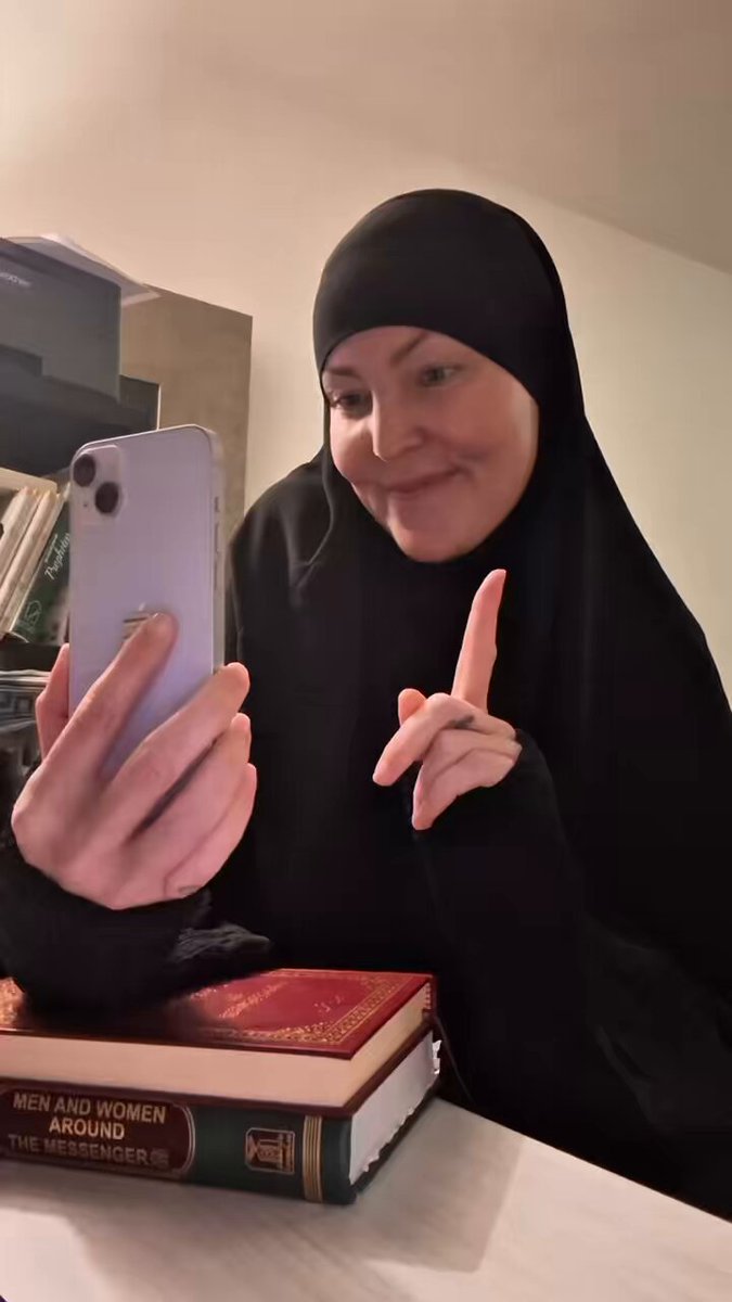 Mitte im säkularen #Westen und trotzdem konvertieren so unfassbar viele zu #Islam. Hier #konvertiert eine junge Frau aus #Wilhelmshaven. Nicht durch #Trends - durch #Wahrheit. Je mehr sie las, desto klarer wurde die Antwort: #Allah. Allahu Akbar. Willkommen, Schwesterherz.