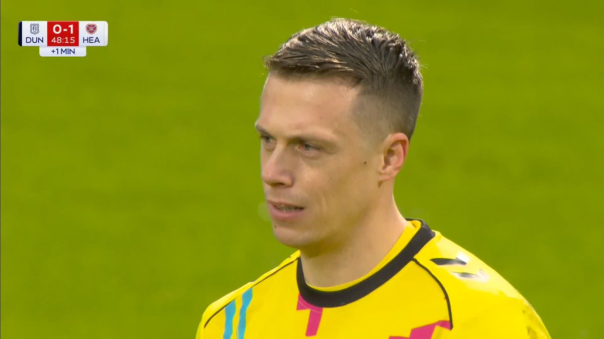 🟥 Alexander Schwolow is SENT OFF! Dundee’s Tony Yogane is brought down by the Hearts goalkeeper. A lengthy VAR check confirmed Yogane was onside in the buildup. A dramatic ending to the first half! ⤵️