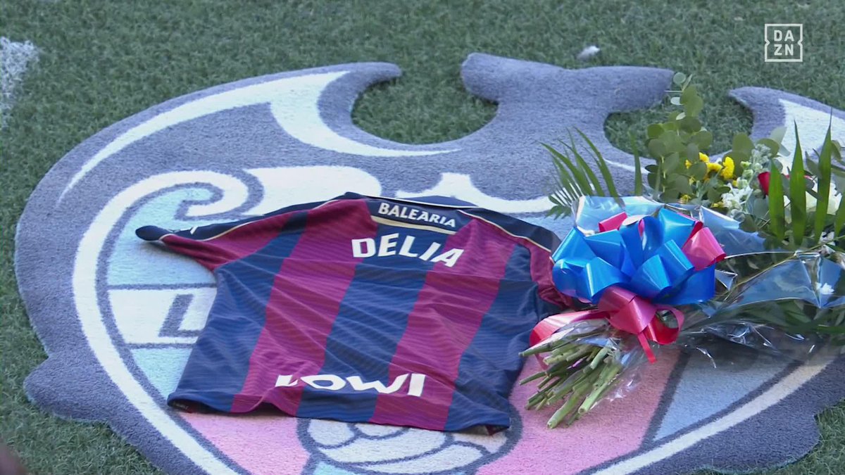 Un minuto de silencio lleno de sentimiento 🥺 El precioso homenaje de todo el Levante, el levantinismo y el Espanyol a Delia Bullido ❤️🩹 Descanse en paz 🕊️ #LALIGAenDAZN ⚽️
