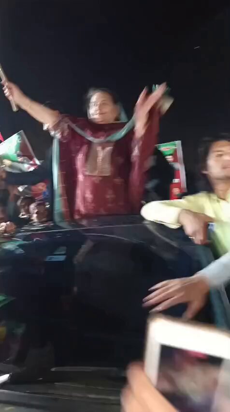 والدہ ریحانہ ڈار نے ظالم کے خاص آدمی خواجہ آصف کو شکست دی اور آج کراچی کی عوام ریحانہ ڈار کو محبتوں سے نواز رہی ہے باغ جناح کے انٹری پوائنٹس کے قریب