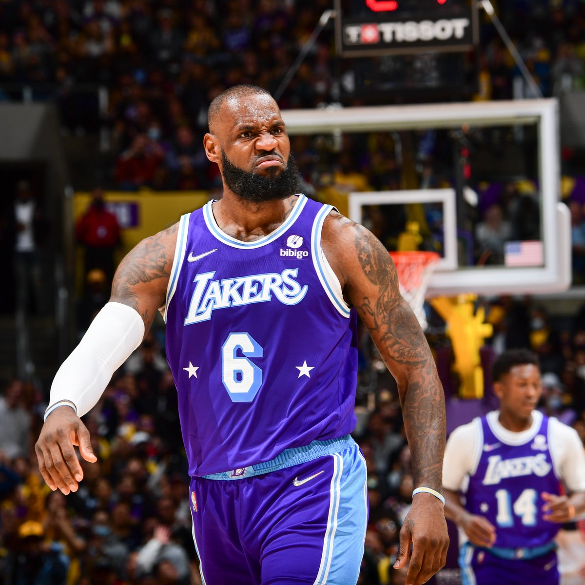 50 PTS 7 REBS 6 ASTS 6 3PT 72% FG 67% 3PT 37 years old 😂. I really forgot about this