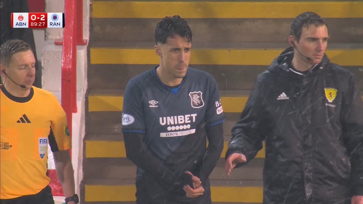 😬 Former Aberdeen striker Bojan Miovski comes on for Rangers to a frosty reception at Pittodrie...