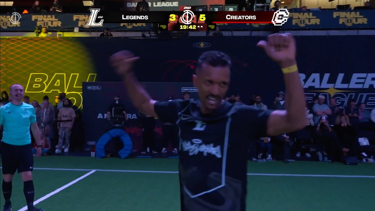 Luis Nani rolls back the years and hits his trademark acrobatic celebration 🤩