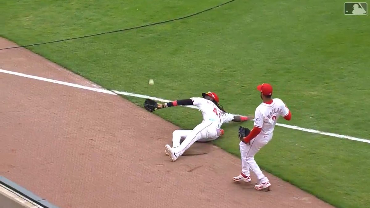 Happy 24th birthday to Elly De La Cruz! He covered 118 FEET on this incredible catch last season ⚡️