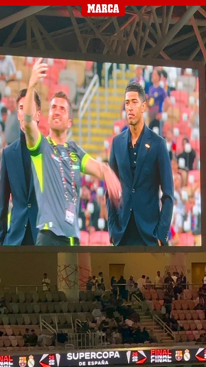 😅 Cuando te das cuenta de que sales en la videollamada del árbitro: la cara de Bellingham… 🤨 📹 Joel del Río Muradás #superSupercopa #ElClásico