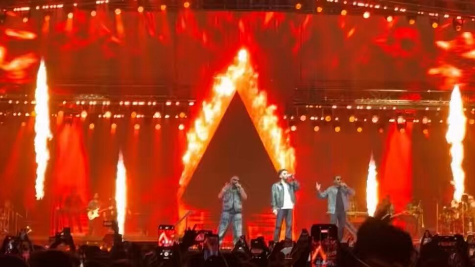 TVK’s New Anthem #RaavanaMavandaa Performance by Anirudh Ravichander at the Dubai concert ❤️‍🔥❤️‍🔥 #AnirudLiveInDubai2026